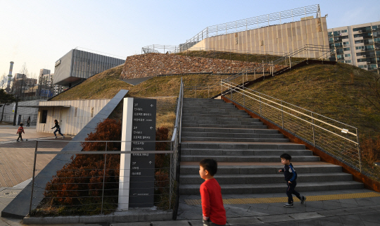 [건축과도시-서울 시립 북서울미술관] 동화 속 동산 위 미술관...아파트숲에 숨겨진 힐링 플레이스
