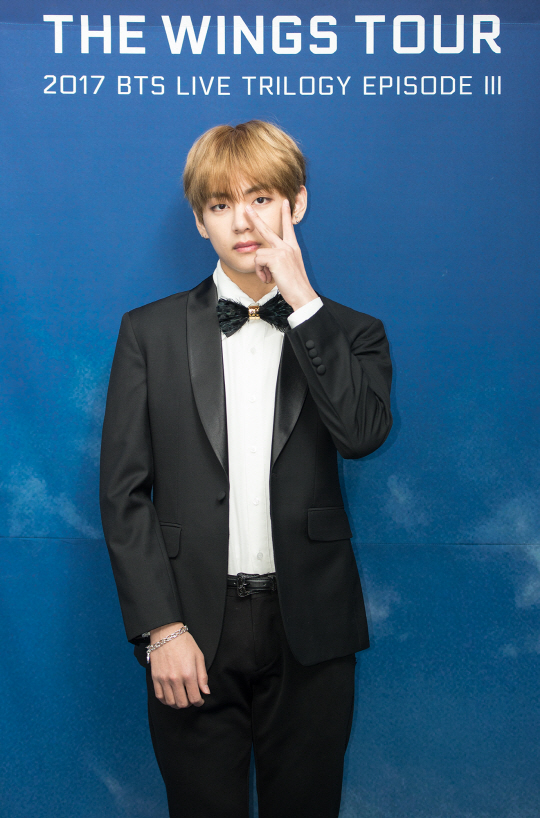 [현장] 방탄소년단 뷔, 봄날 MV 중간에 사라진 이유?···깜빡하고 못 들어간 것 뿐