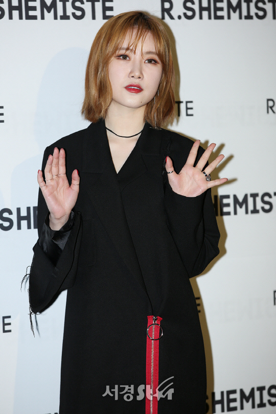 피에스타 예지, 멍한 표정으로 안녕하세요 (2017 F/W 헤라서울패션위크)