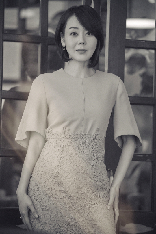 [팝컬처]영화 시간 위의 집 주연 김윤진 여성만이 표현할 수 있는 모성애에 끌렸죠