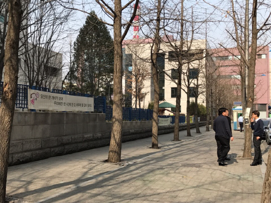 [제발, 이것만은 바꿉시다]어린이집, 병원에서도 흡연..피할 곳 없는 담배연기