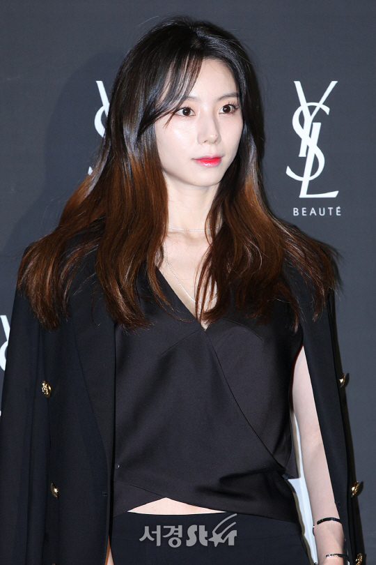 박수진, 뿌리염색 시기 한참 놓친 헤어스타일~