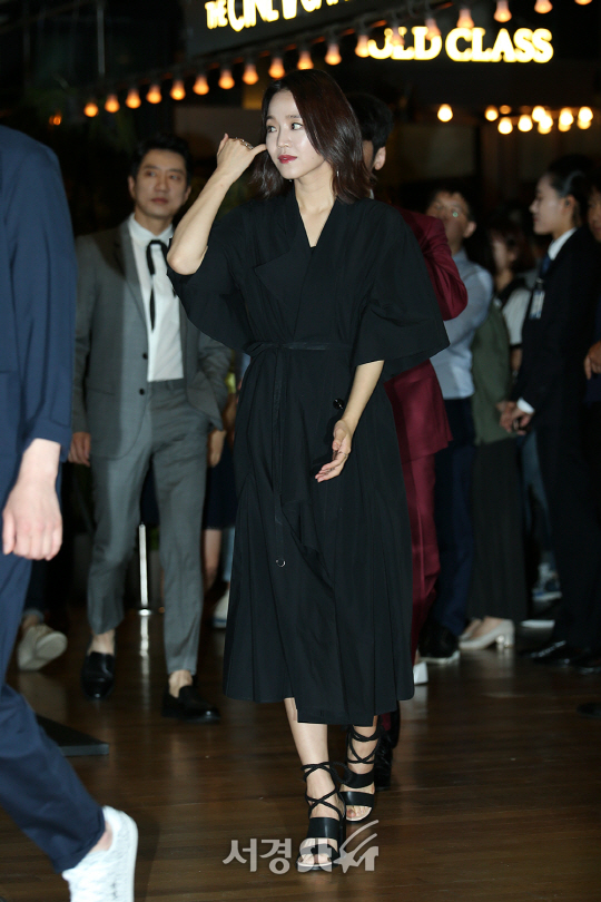 신혜선, 블랙 드레스 입고 우아한 등장 (하루 VIP 시사회)