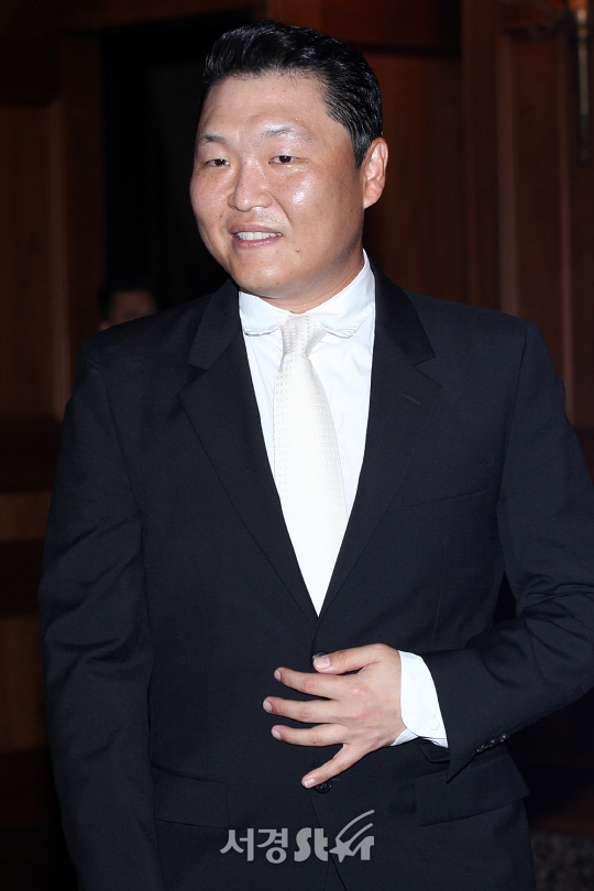 가수 싸이, 결혼식에 흥 돋우러 왔어요~
