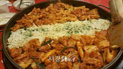 여름 휴가철 강릉 경포대서 찾은 ‘모세의 기적-치즈닭갈비’ 맛집
