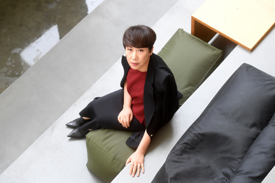 [CEO&스토리] 쏠리드 우영미 대표 무모한 도전이라 했지만...패션 종주국 佛에 우영미 깃발 꽂았죠