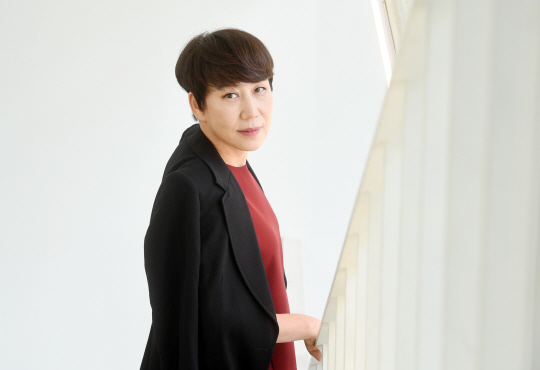 [CEO&스토리] 쏠리드 우영미 대표 무모한 도전이라 했지만...패션 종주국 佛에 우영미 깃발 꽂았죠