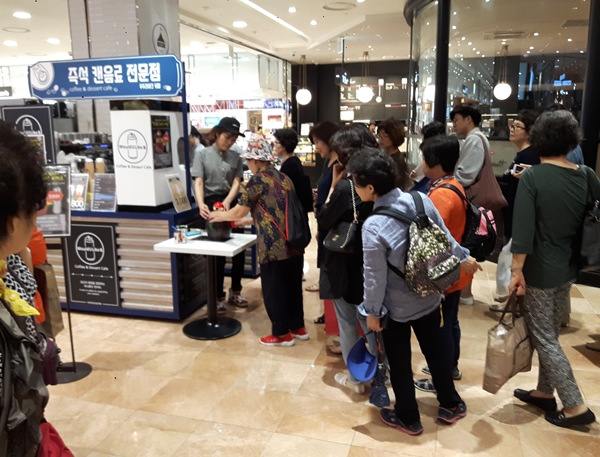 우주라이크커피 롯데백화점 팝업스토어 입점