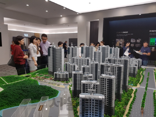 다시 불붙는 강남 재건축 청약..래미안 강남포레스트 견본주택 북적