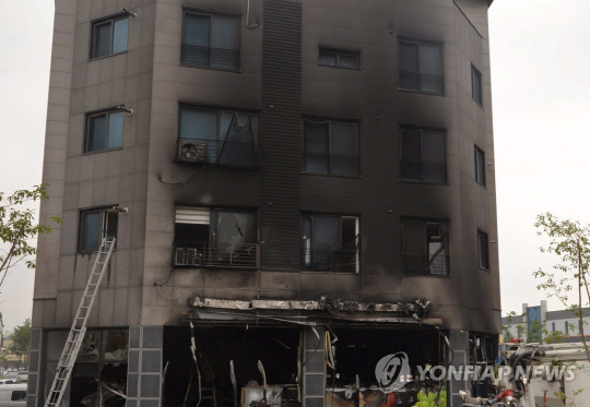 화성 주상복합건물 식자재마트서 화재···직원 2명 부상