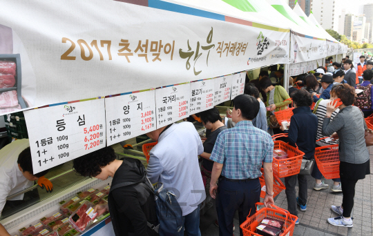 붐비는 한우 직거래 장터