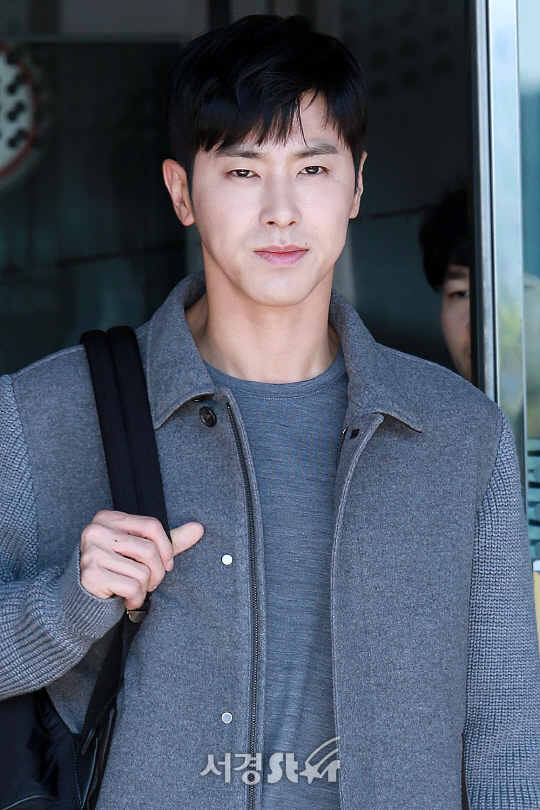 동방신기 유노윤호, 출구없는 회전문 미모! (김포공항 출국)