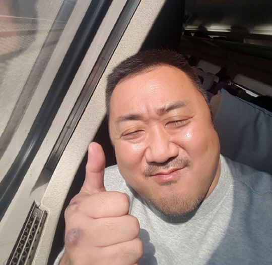 부라더 마동석, SNS에 엄지척 미소~ 역시 마블리