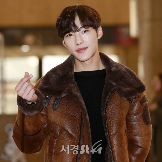 우도환, 상남자의 손하트! (공항 패션)