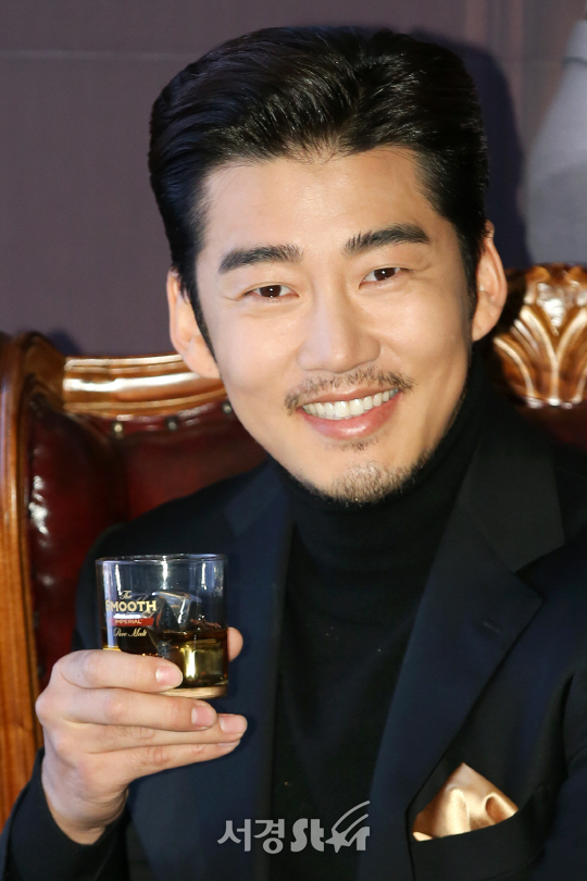 윤계상, 장첸의 눈동자에 치얼스