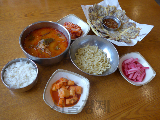 [휴] 수육 얹은 생두부 사르르...칼국수 넣은 육개장 칼칼