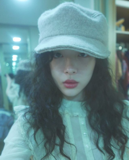 설리 근황, 여전히 갸름한 얼굴, 하늘하늘 블라우스 봄 준비하나~?
