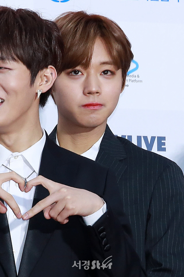 워너원 박지훈, 리더뒤에 숨은 귀요미 (가온차트뮤직어워즈)
