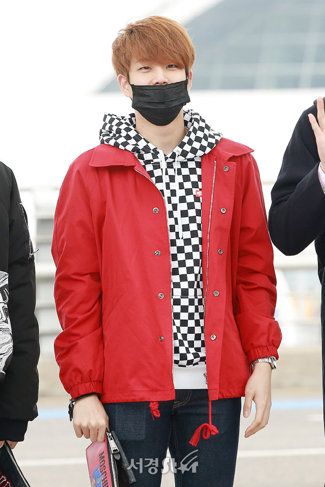 아스트로 MJ, 팬들 바라보며 흐뭇한 미소 (공항패션)