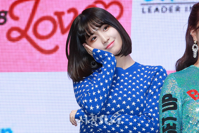 트와이스(TWICE) 모모, 꽃미모에 꽃받침 (쇼케이스)