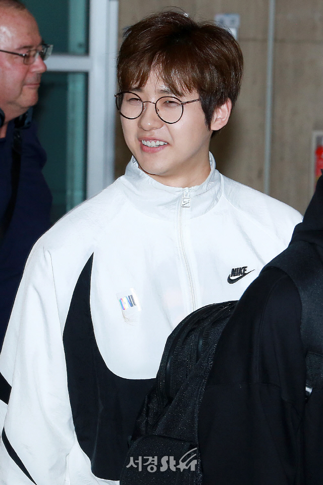 B1A4 신우, 팬들 마음 녹이는 눈웃음 (공항패션)