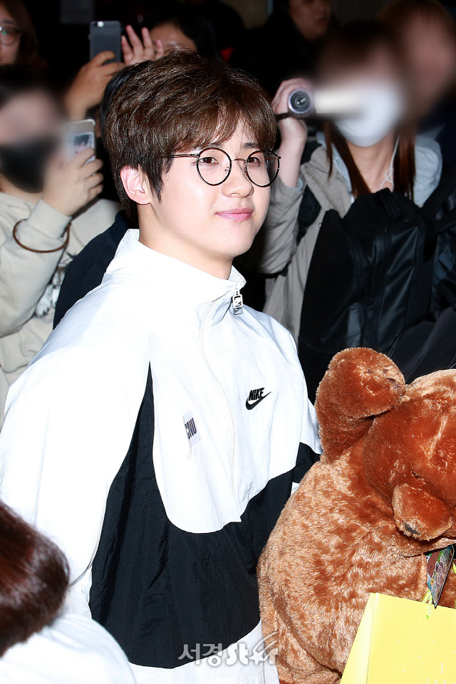 B1A4 신우, 양봉꾼 눈빛 (공항패션)