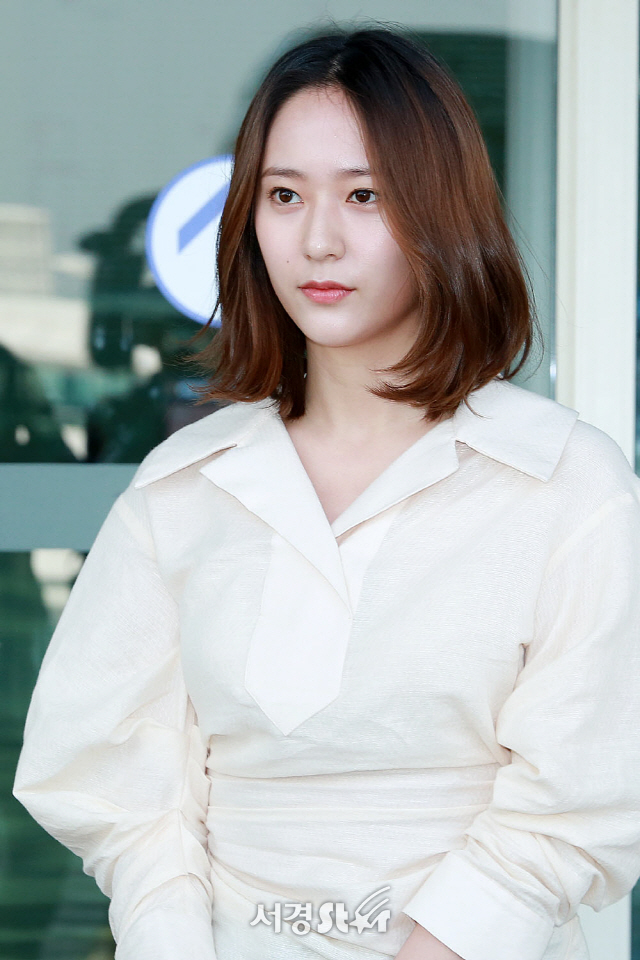 크리스탈, 족자 속 여인 비주얼 (공항패션)