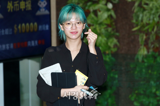 트와이스(TWICE) 정연, 파격적인 헤어컬러 (공항패션)