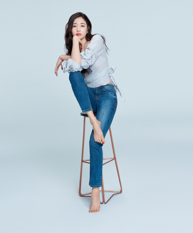 [화보] 김사랑, 감탄을 부르는 우월한 청바지 핏