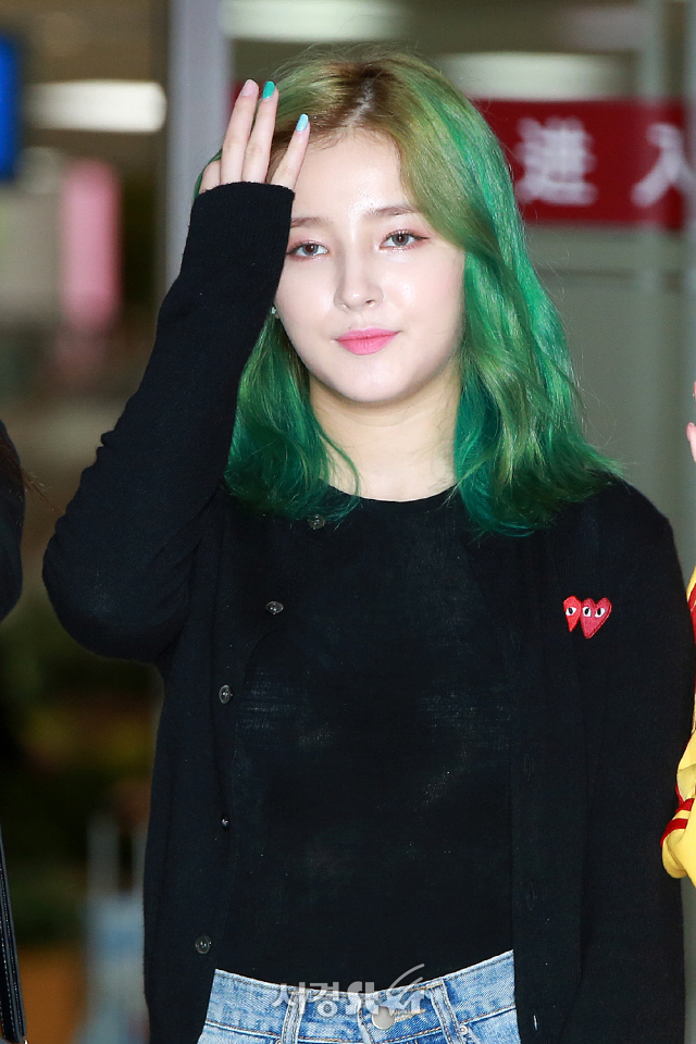 모모랜드(MOMOLAND) 낸시, 네일도 그린 헤어도 그린 (공항패션)
