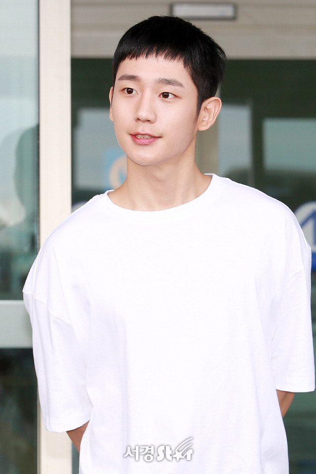 정해인, 살짝 더 자란 밤톨머리 (공항패션)