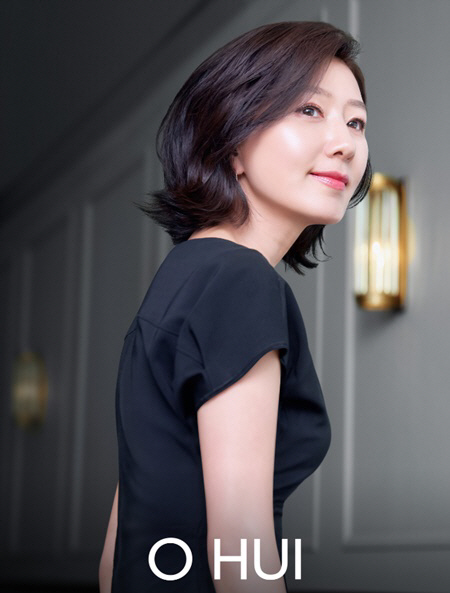 이 미모, 현실···김희애, 화장품 광고 뮤즈 발탁