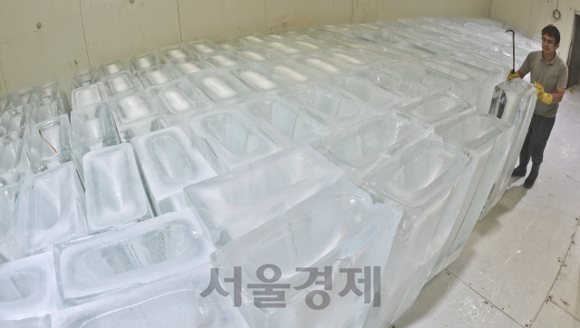 연이은 폭염에 얼음 공장 바쁘다 바빠