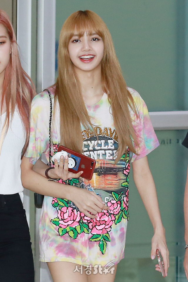 블랙핑크(BLACKPINK) 리사, 환한 미소에 눈이 부셔~ (공항패션)