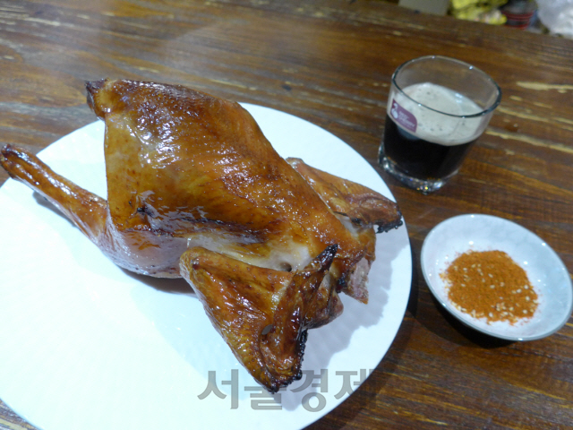 [休] 매콤한 양갈비에 탱글한 만두···바삭한 닭껍질에 맥주 한모금