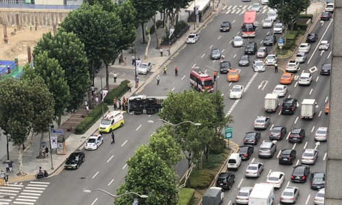 서울 역삼동→강남역 방향 대형 트럭 옆으로 넘어져, 주변 정체