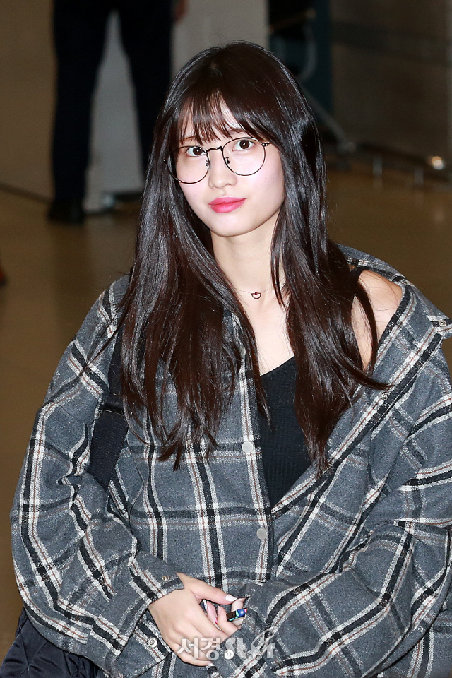 트와이스(TWICE) 모모, 안경하나로 이미지 변신 (공항패션)