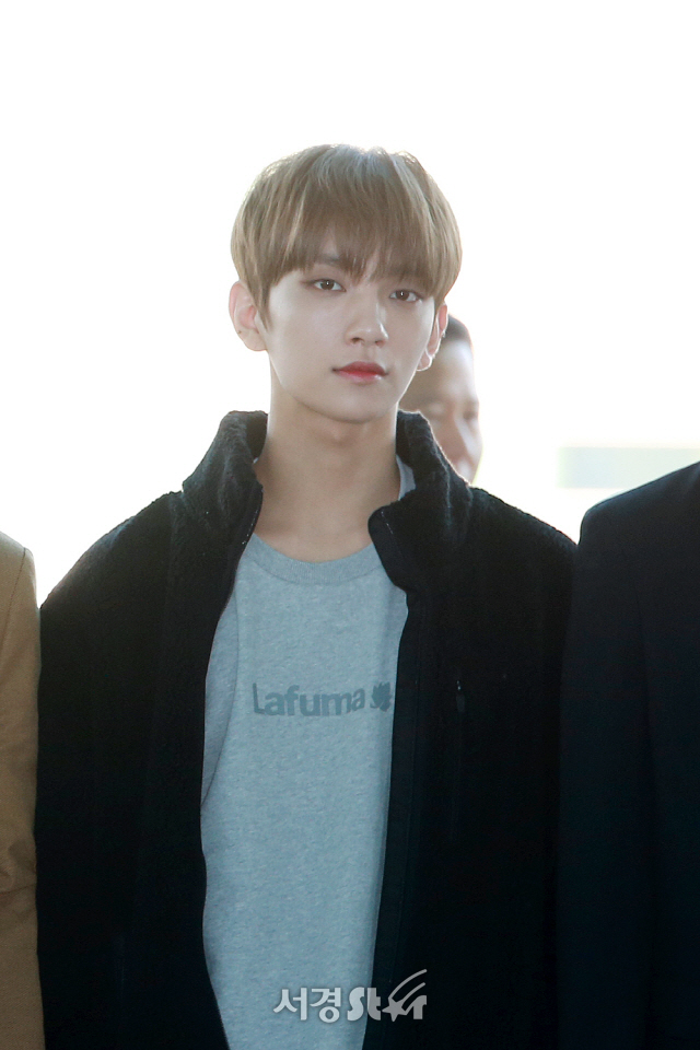 세븐틴 조슈아, 은은한 눈맞춤 (공항패션)