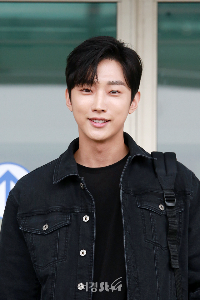 B1A4 진영, 공항에서 찍힌 증명사진 (공항패션)