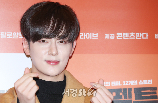 보이프렌드 동현, 부드러운 눈빛으로 하트 (리스펙트 스페셜 시사회)