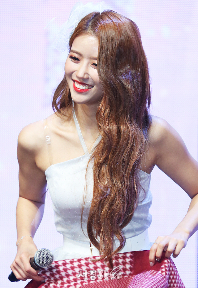 미소 짓는 러블리즈 미주 (러블리즈 쇼케이스)