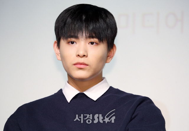 생각에 잠긴 더 이스트라이트 정사강