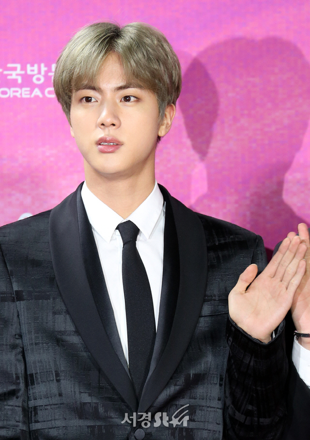 방탄소년단 진, 심쿵 손인사 (제28회 서울가요대상)