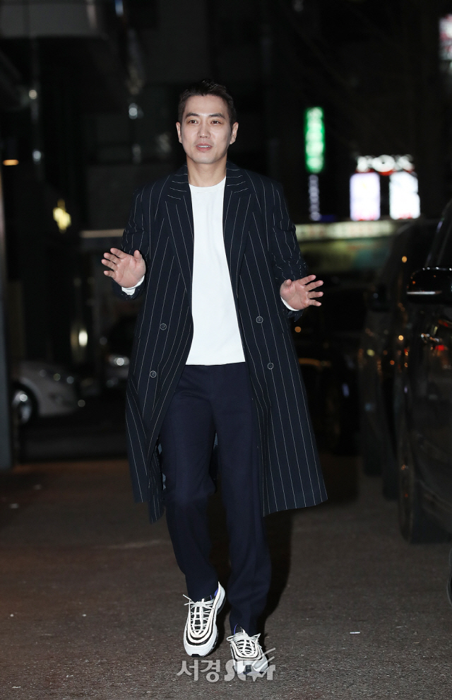 주상욱, 조금 긴장한 손인사 (운명과 분노 종방연)
