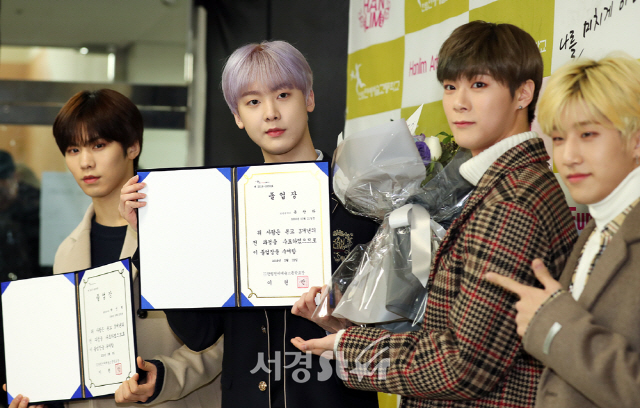 아스트로 라키-산하, 졸업장들고