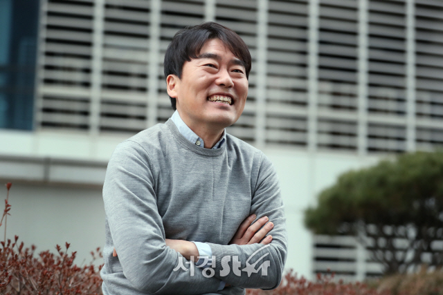 활짝 웃는 유성주 (인터뷰 포토)