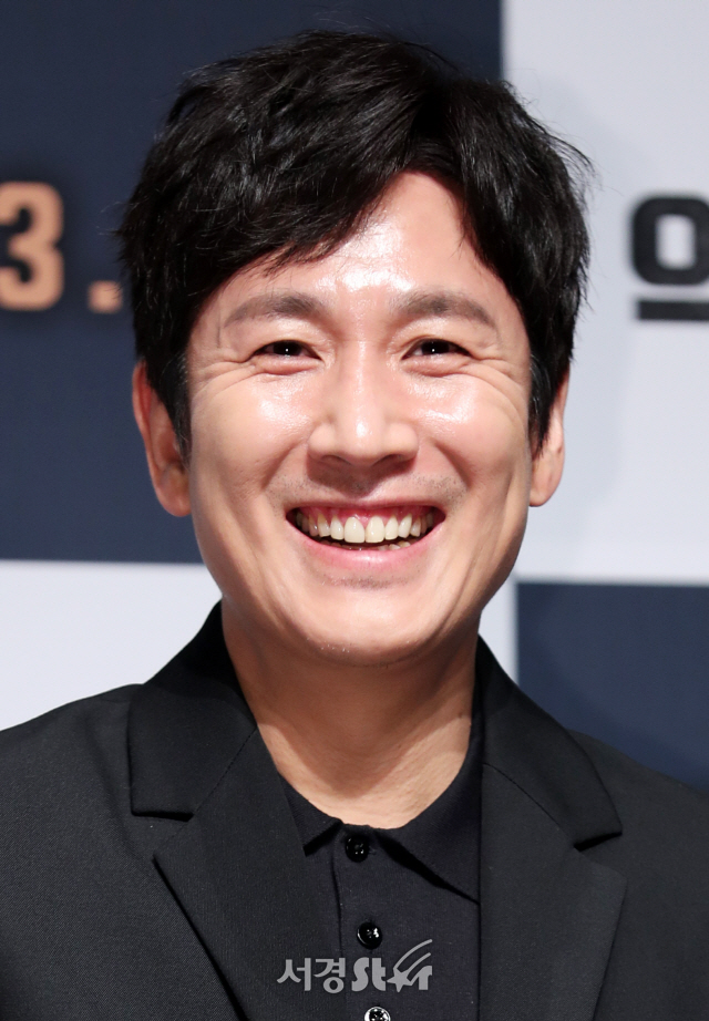 이선균, 미소 미남 (악질경찰 제작보고회)