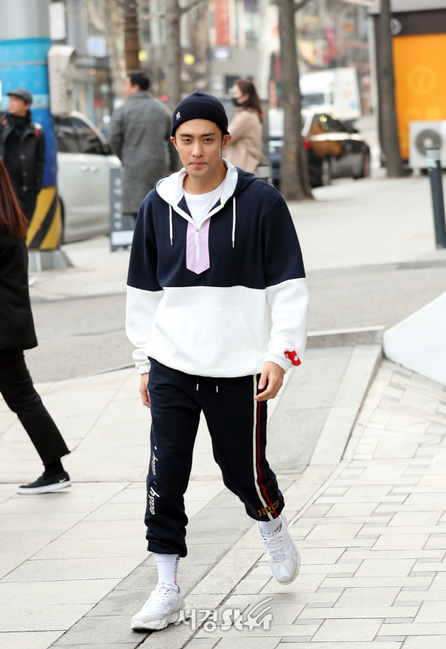성훈, 동네 마실 나온 듯한 모습