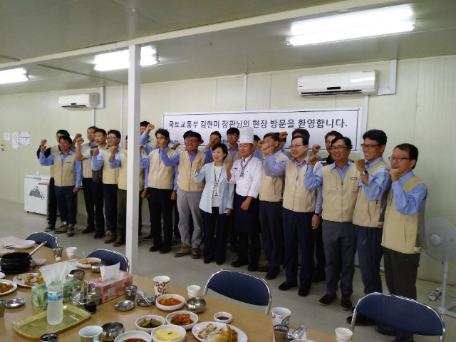 김현미 국토부장관, 브루나이서 건설근로자와 깜짝 오찬