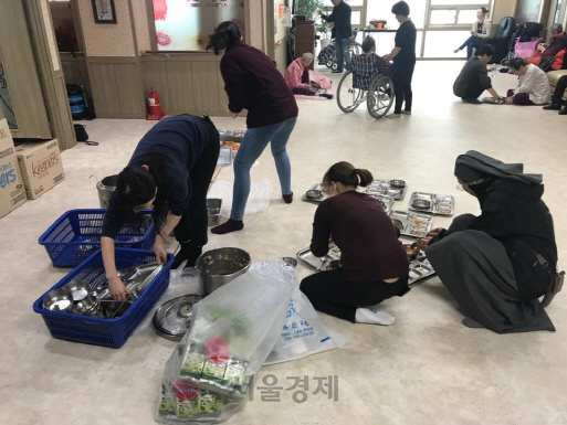 [강원 산불] “휴대폰·지갑만 겨우 챙겨···” 텐트 속 한숨